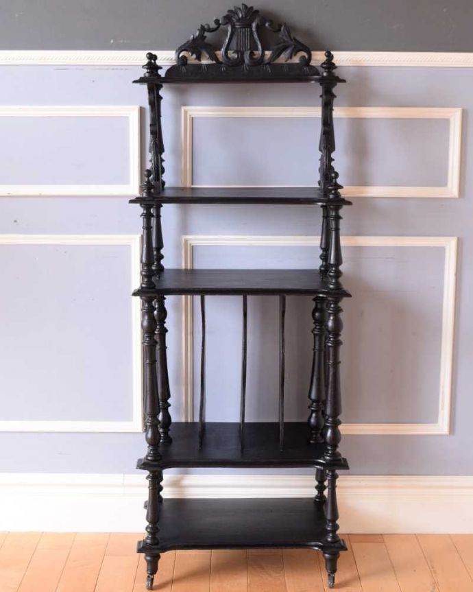 アンティークのキャビネット アンティーク家具 フレンチスタイルのアンティーク家具、 美しい装飾のミュージックキャビネット(オープンシェルフ)。しっかりお直ししたのでキレイですペイントの家具はコンディンがあまりよくないものが多いので、日本に連れて帰ってきてからしっかりキレイにお直ししました。(d-1325-f)