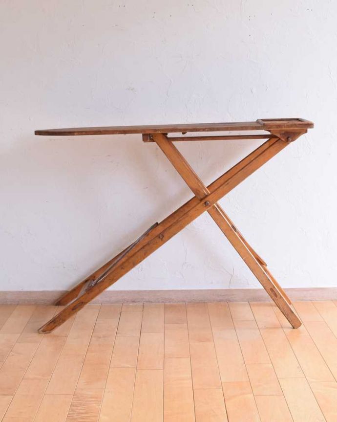 めずらしい家具 アンティーク家具 折り畳める木製の可愛いアイロンボード、イギリスで見つけたアンティーク家具。横から見ると・・・カンタンに折り畳み出来るクロス脚もしっかり修復したので安定感があります。(d-1326-f)