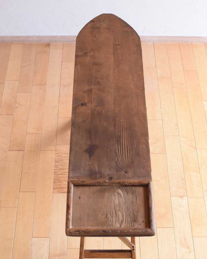 めずらしい家具 アンティーク家具 折り畳める木製の可愛いアイロンボード、イギリスで見つけたアンティーク家具。天板はキレイに修復しました。(d-1326-f)