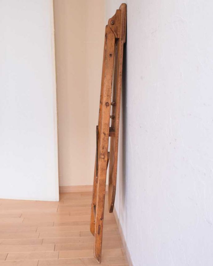 めずらしい家具 アンティーク家具 折り畳める木製の可愛いアイロンボード、イギリスで見つけたアンティーク家具。畳めばこんなにコンパクト簡単に折り畳み出来て、使わない時はこんなにコンパクト。(d-1326-f)