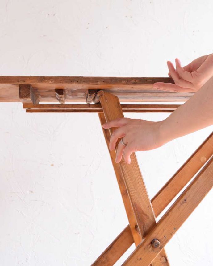 めずらしい家具 アンティーク家具 折り畳める木製の可愛いアイロンボード、イギリスで見つけたアンティーク家具。高さ調節もOK!固定する位置を変えることで高さの調節が簡単にできるようになっています。(d-1326-f)