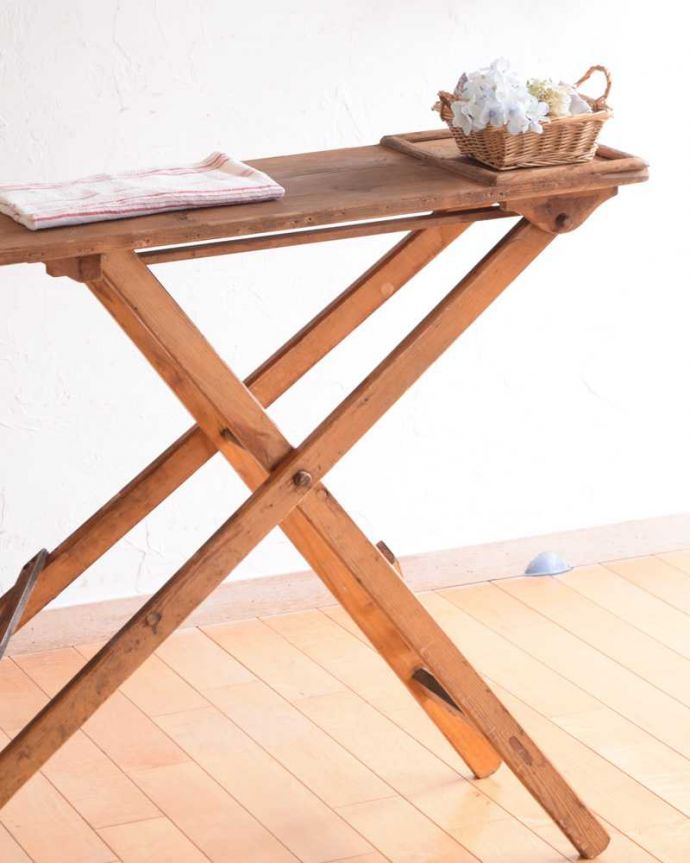 めずらしい家具 アンティーク家具 折り畳める木製の可愛いアイロンボード、イギリスで見つけたアンティーク家具。昔の人の身だしなみ実際にアイロンをかける時に使っていたアイロンボード。(d-1326-f)