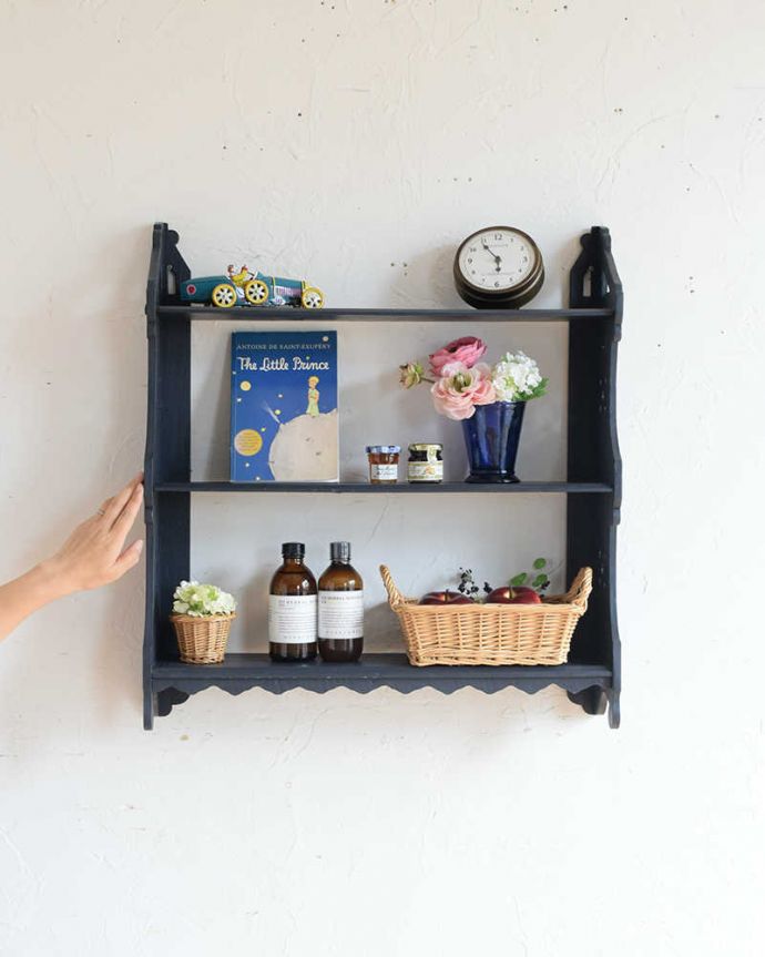 ウォールシェルフ・ウォールハンガー　アンティーク家具　フランスで見つけたペイント仕上げのアンティークウォールシェルフ。壁をオシャレにしてくれる実用的なペイントシェルフフランスらしい色使いがおシャレな雰囲気を作ってくれるシェルフ。(d-1327-f)