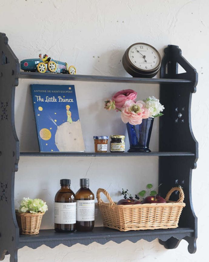 ウォールシェルフ・ウォールハンガー　アンティーク家具　フランスで見つけたペイント仕上げのアンティークウォールシェルフ。壁のオシャレを楽しみましょう壁に取り付けるだけでなんだかワクワクしちゃう可愛らしさ。(d-1327-f)