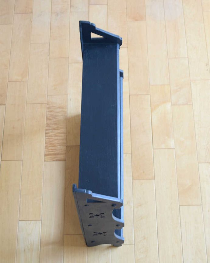 ウォールシェルフ・ウォールハンガー　アンティーク家具　フランスで見つけたペイント仕上げのアンティークウォールシェルフ。上から見ると天板もこんな感じで、きちんと仕上げました。(d-1327-f)