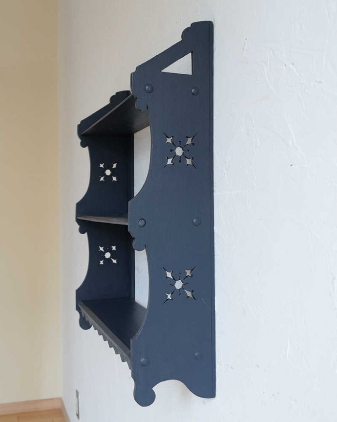 ウォールシェルフ・ウォールハンガー　アンティーク家具　フランスで見つけたペイント仕上げのアンティークウォールシェルフ。横から見ると、こんなデザインですもちろん横顔だってキレイです。(d-1327-f)