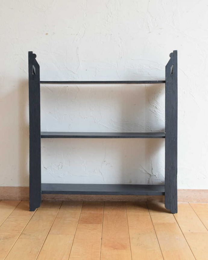 ウォールシェルフ・ウォールハンガー　アンティーク家具　フランスで見つけたペイント仕上げのアンティークウォールシェルフ。後ろ側を見てみると･･･アンティークは新品ではないので、もちろん経年変化によるキズはありますが、壁に付ける部分も職人がキレイに修復したので、安心してお使いください。(d-1327-f)