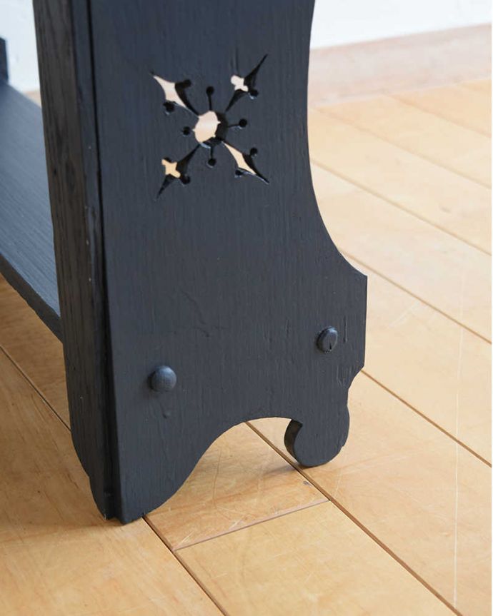 ウォールシェルフ・ウォールハンガー　アンティーク家具　フランスで見つけたペイント仕上げのアンティークウォールシェルフ。脚付きなので置いても使えます。(d-1327-f)