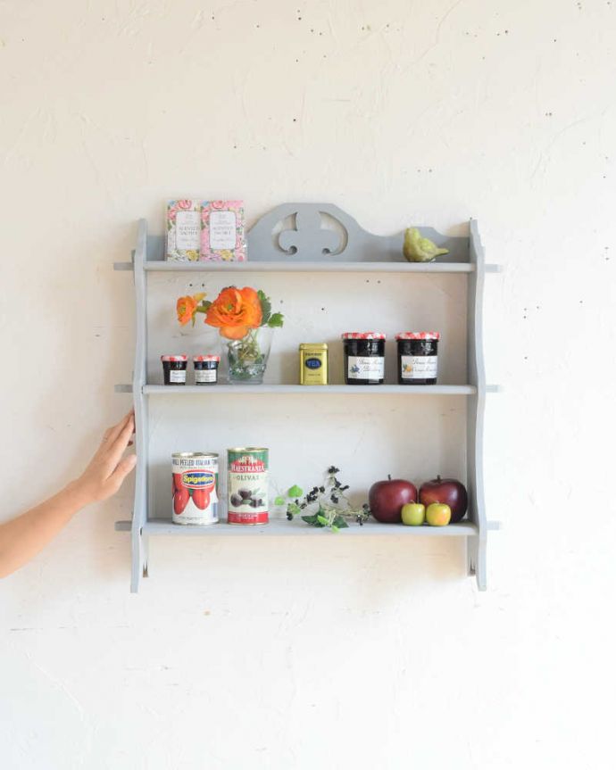 ウォールシェルフ・ウォールハンガー アンティーク家具 雑貨のディスプレイに使えるアンティークのグレーペイントウォールシェルフ。壁をオシャレにしてくれる実用的なペイントシェルフフランスらしい色使いがおシャレな雰囲気を作ってくれるシェルフ。(d-1328-f)