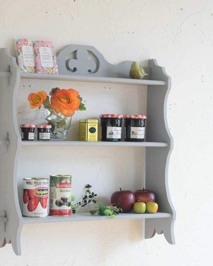 ウォールシェルフ・ウォールハンガー アンティーク家具 雑貨のディスプレイに使えるアンティークのグレーペイントウォールシェルフ。壁のオシャレを楽しみましょう壁に取り付けるだけでなんだかワクワクしちゃう可愛らしさ。(d-1328-f)