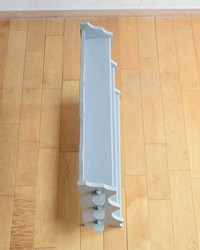 ウォールシェルフ・ウォールハンガー アンティーク家具 雑貨のディスプレイに使えるアンティークのグレーペイントウォールシェルフ。上から見ると天板もこんな感じで、きちんと仕上げました。(d-1328-f)