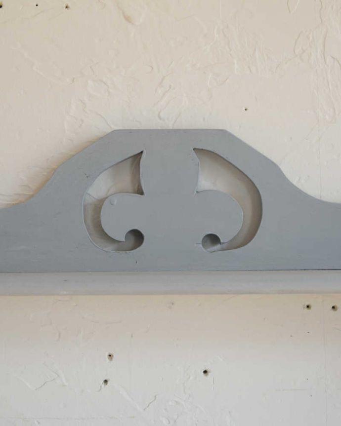 ウォールシェルフ・ウォールハンガー アンティーク家具 雑貨のディスプレイに使えるアンティークのグレーペイントウォールシェルフ。惚れ惚れしちゃう美しさ女性らしい彫り。(d-1328-f)