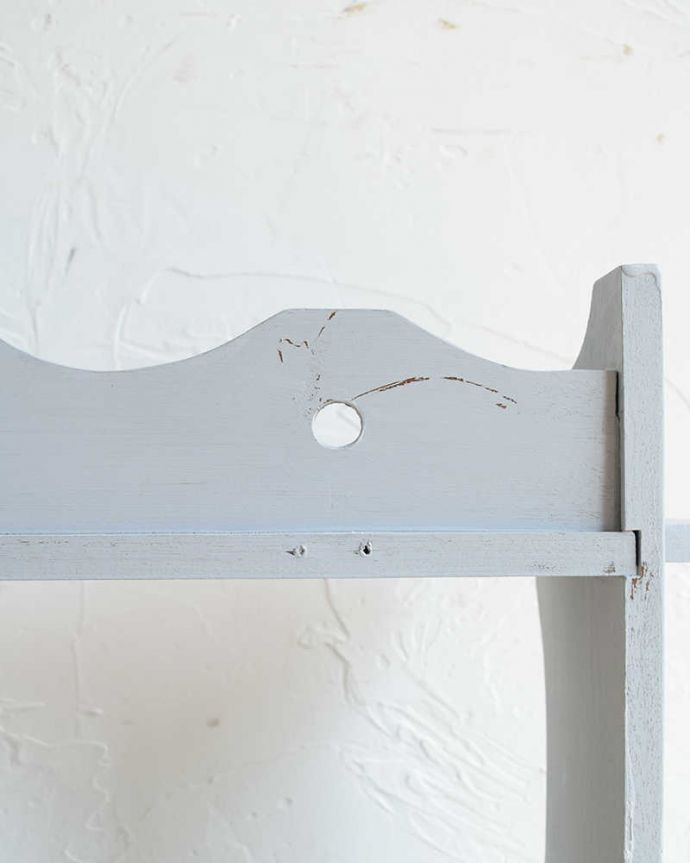 ウォールシェルフ・ウォールハンガー アンティーク家具 雑貨のディスプレイに使えるアンティークのグレーペイントウォールシェルフ。壁に取り付け出来ます。(d-1328-f)