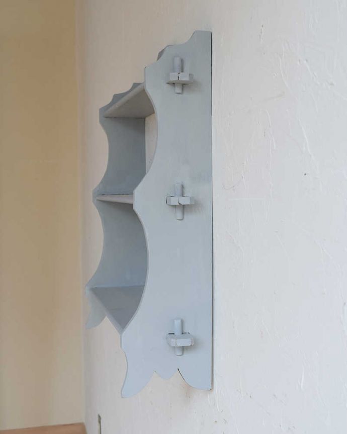 ウォールシェルフ・ウォールハンガー アンティーク家具 雑貨のディスプレイに使えるアンティークのグレーペイントウォールシェルフ。横から見ると、こんなデザインですもちろん横顔だってキレイ!どこから見ても壁に映えてまるで絵のような雰囲気です。(d-1328-f)