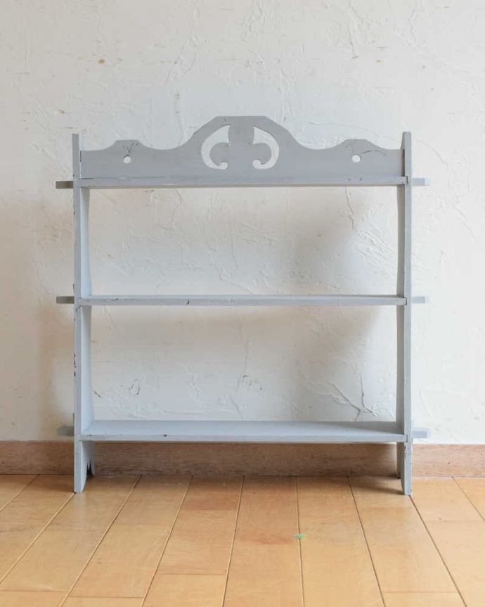 ウォールシェルフ・ウォールハンガー アンティーク家具 雑貨のディスプレイに使えるアンティークのグレーペイントウォールシェルフ。後ろ側を見てみると・・・アンティークは新品ではないので、もちろん経年変化によるキズはありますが、壁に付ける部分も職人がキレイに修復したので、安心してお使いください。(d-1328-f)