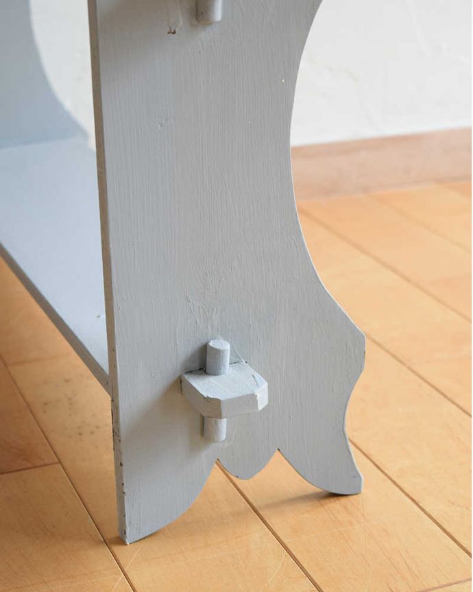 ウォールシェルフ・ウォールハンガー アンティーク家具 雑貨のディスプレイに使えるアンティークのグレーペイントウォールシェルフ。脚付きなので置いても使えます。(d-1328-f)