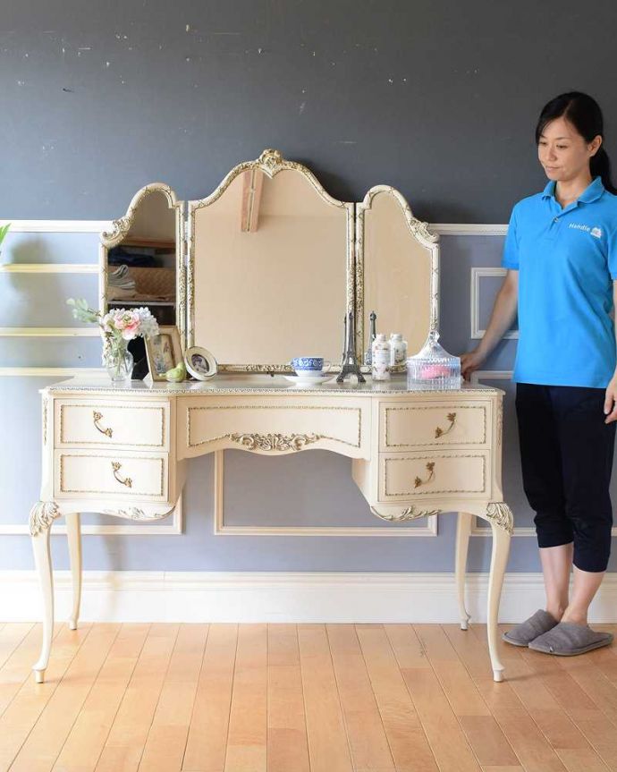 アンティークのドレッサー　アンティーク家具　フランスで見つけた白いドレッシングチェスト（3面鏡）、美しいアンティーク家具。いつでもお姫様気分。(d-1329-f)