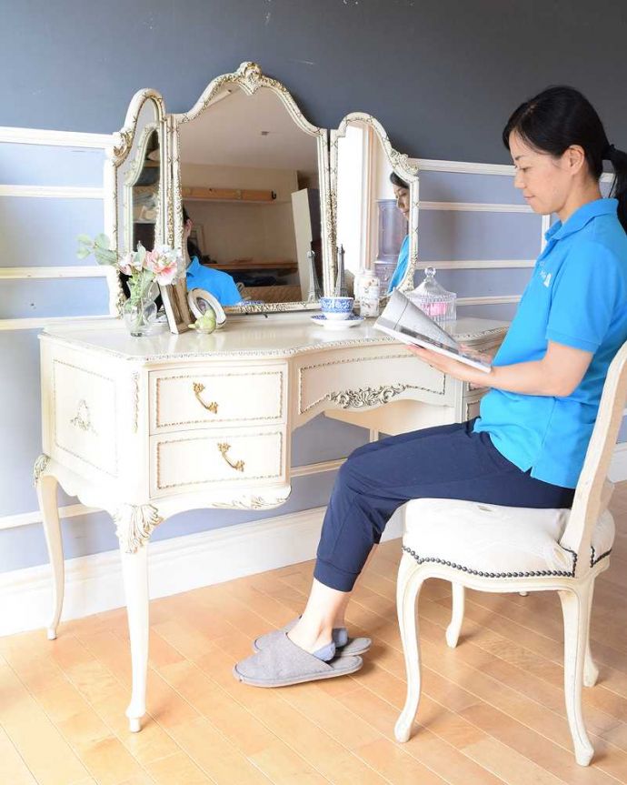 アンティークのドレッサー　アンティーク家具　フランスで見つけた白いドレッシングチェスト（3面鏡）、美しいアンティーク家具。座るだけで女子力をUPさせてくれます鏡の前に座るだけで、一瞬でお姫様気分にしてくれる美しいドレッシングチェスト。(d-1329-f)