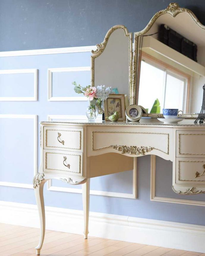 アンティークのドレッサー　アンティーク家具　フランスで見つけた白いドレッシングチェスト（3面鏡）、美しいアンティーク家具。自分だけのヒミツを収納引き出しもたくさんあるから収納としても便利な家具。(d-1329-f)