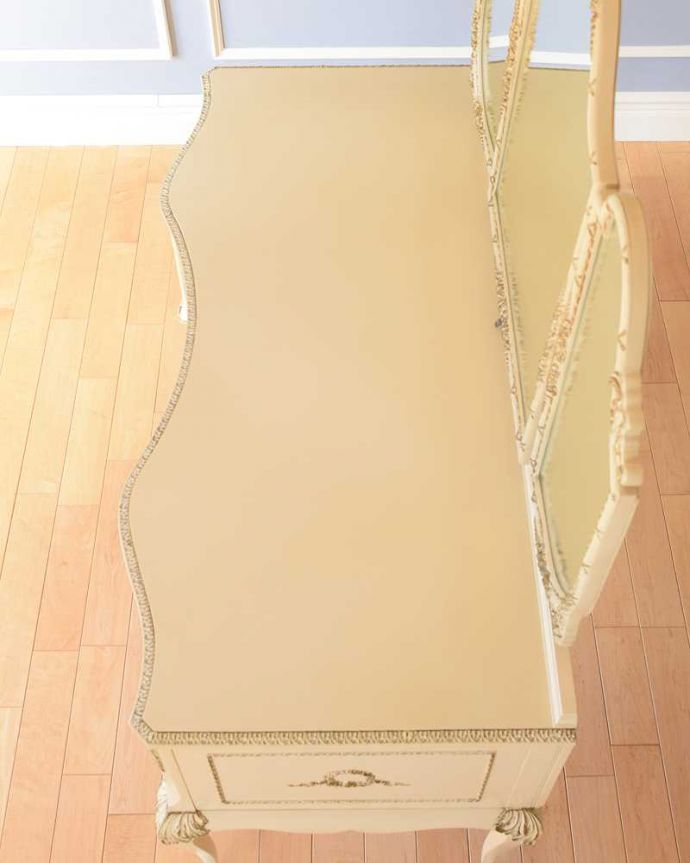 アンティークのドレッサー　アンティーク家具　フランスで見つけた白いドレッシングチェスト（3面鏡）、美しいアンティーク家具。天板の形も美しい上から見るとこんな形です。(d-1329-f)