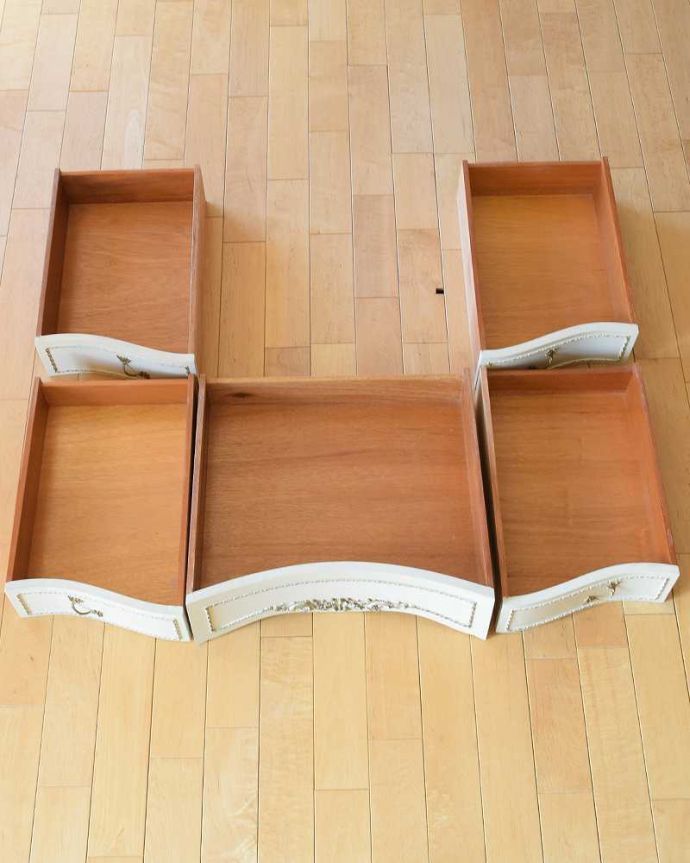 アンティークのドレッサー　アンティーク家具　フランスで見つけた白いドレッシングチェスト（3面鏡）、美しいアンティーク家具。引き出しの中もキレイに修復しました何を入れてもいいように職人がキレイにお直しした引き出しなので、中もキレイです。(d-1329-f)