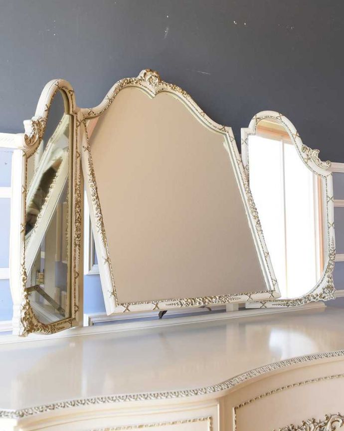 アンティークのドレッサー　アンティーク家具　フランスで見つけた白いドレッシングチェスト（3面鏡）、美しいアンティーク家具。美しく映し出してくれる鏡大きな鏡はお部屋を広く見せる効果も。(d-1329-f)