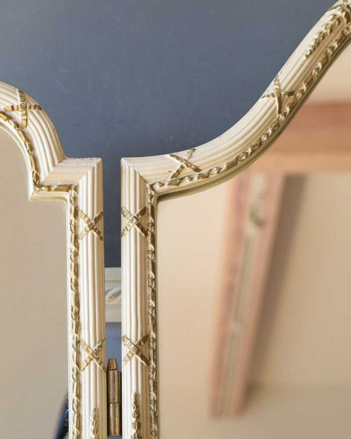 アンティークのドレッサー　アンティーク家具　フランスで見つけた白いドレッシングチェスト（3面鏡）、美しいアンティーク家具。ご希望の方には新しいミラーコンディションのいいミラーですが、ご希望の方には新しいミラーに交換してお届けします（別途見積もり）ご注文の際、ご連絡下さい。(d-1329-f)