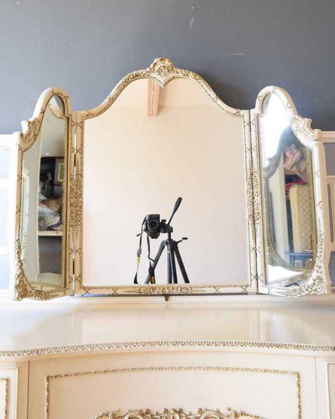 アンティークのドレッサー　アンティーク家具　フランスで見つけた白いドレッシングチェスト（3面鏡）、美しいアンティーク家具。女子が喜ぶ三面鏡！大きく、美しいカッティングのミラーです。(d-1329-f)