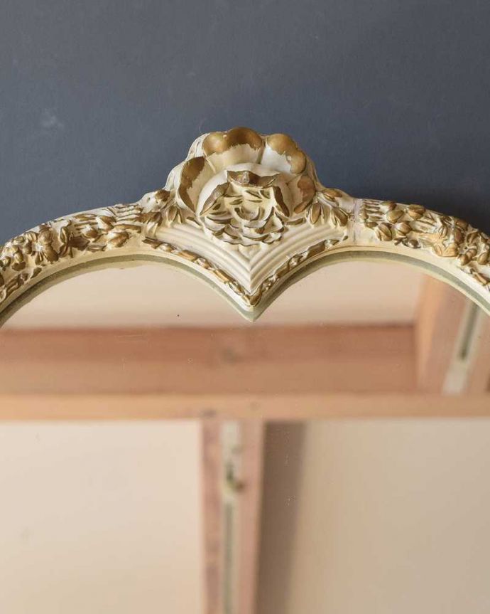 アンティークのドレッサー　アンティーク家具　フランスで見つけた白いドレッシングチェスト（3面鏡）、美しいアンティーク家具。一瞬でお姫様気分にしてくれますトップの女性らしいお花が身支度する時間を特別なものにしてくれます。(d-1329-f)