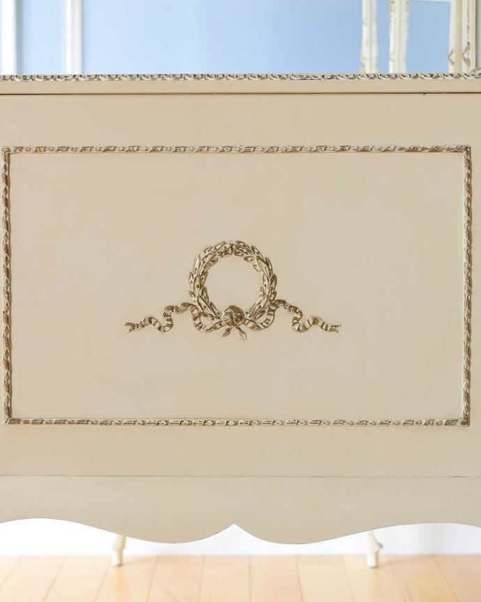 アンティークのドレッサー　アンティーク家具　フランスで見つけた白いドレッシングチェスト（3面鏡）、美しいアンティーク家具。横顔のポイント横にも女性らしい彫り。(d-1329-f)