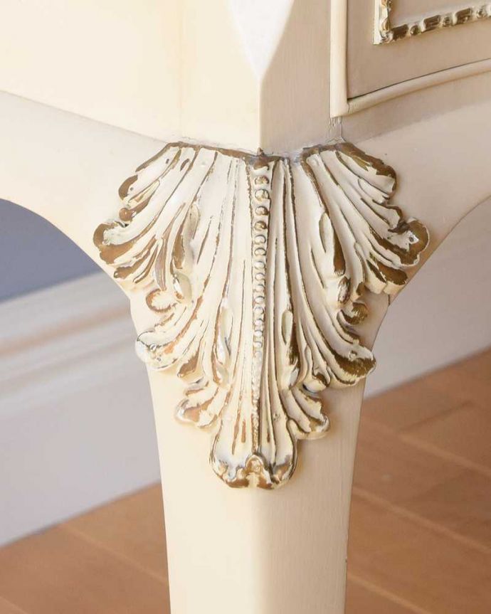 アンティークのドレッサー　アンティーク家具　フランスで見つけた白いドレッシングチェスト（3面鏡）、美しいアンティーク家具。いろんな場所にこだわり彫のデザインもいろいろです。(d-1329-f)