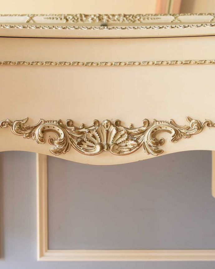 アンティークのドレッサー　アンティーク家具　フランスで見つけた白いドレッシングチェスト（3面鏡）、美しいアンティーク家具。フランスらしく美しい彫見ているだけで優雅な気分になっちゃう彫。(d-1329-f)