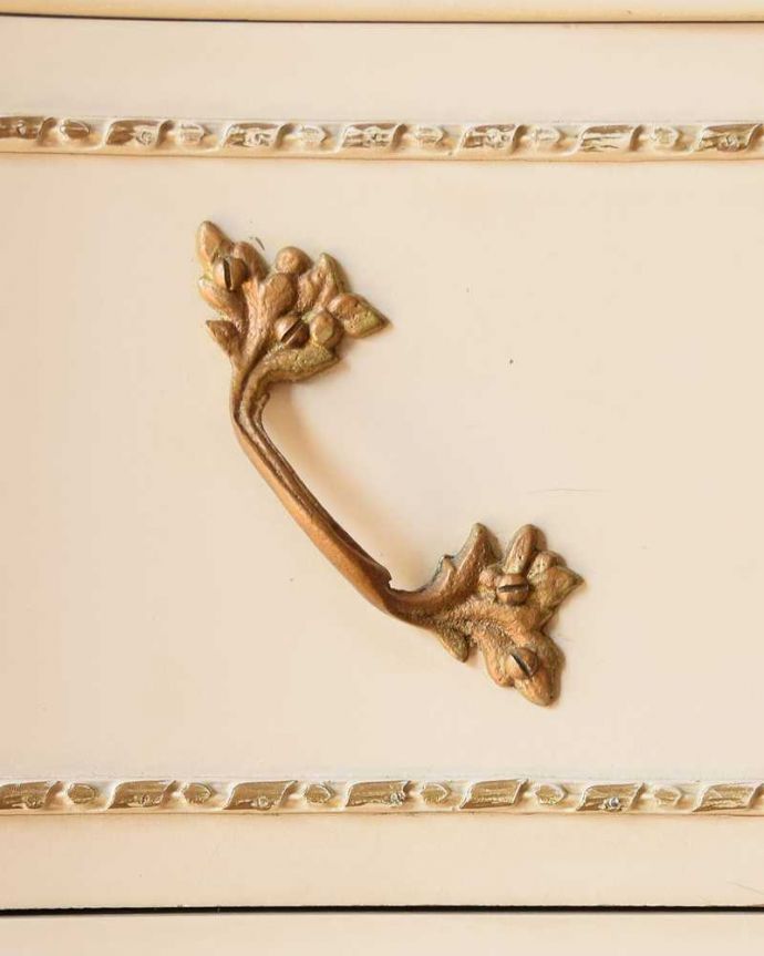 アンティークのドレッサー　アンティーク家具　フランスで見つけた白いドレッシングチェスト（3面鏡）、美しいアンティーク家具。取っ手のデザインも優雅こんな小さなパーツにもこだわっているところがアンティーク家具のよさです。(d-1329-f)