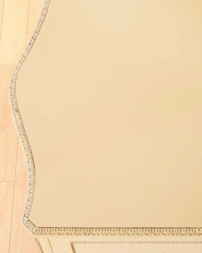 アンティークのドレッサー　アンティーク家具　フランスで見つけた白いドレッシングチェスト（3面鏡）、美しいアンティーク家具。近くで見ると…近づいてみると、ピッカピカでキレイに仕上げた天板の塗装。(d-1329-f)