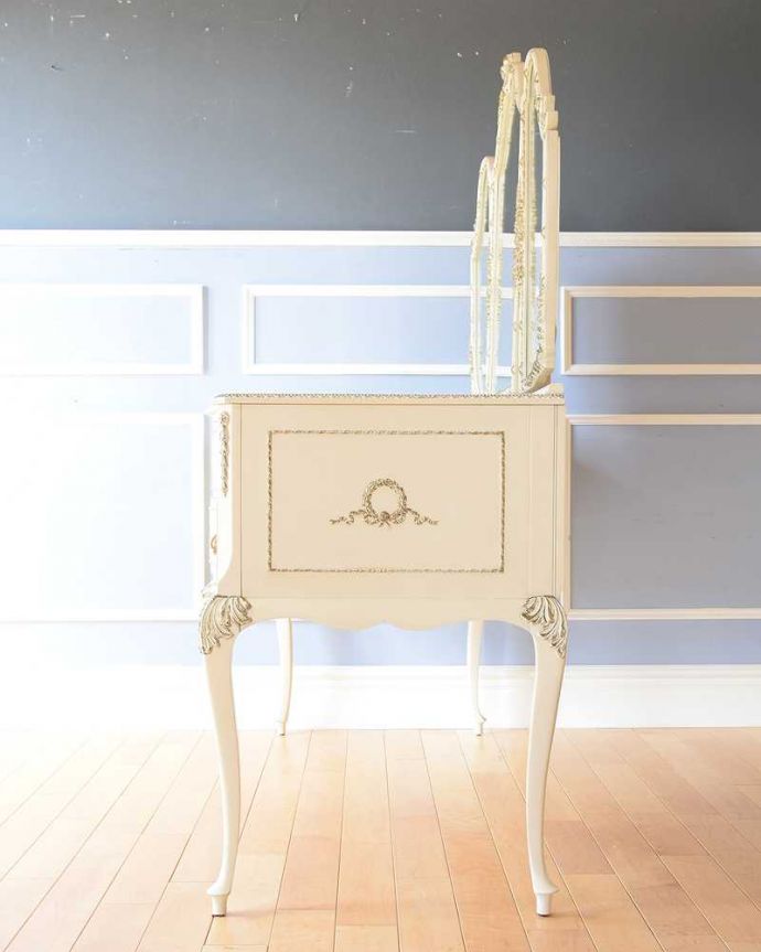 アンティークのドレッサー　アンティーク家具　フランスで見つけた白いドレッシングチェスト（3面鏡）、美しいアンティーク家具。横から見てもステキフランスらしく優雅な横顔。(d-1329-f)