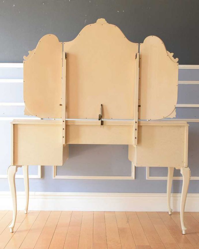 アンティークのドレッサー　アンティーク家具　フランスで見つけた白いドレッシングチェスト（3面鏡）、美しいアンティーク家具。優雅な後ろ姿アンティークは新品ではないので経年変化によるキズはありますが、専門の職人が修復したので後ろ姿もキレイです。(d-1329-f)
