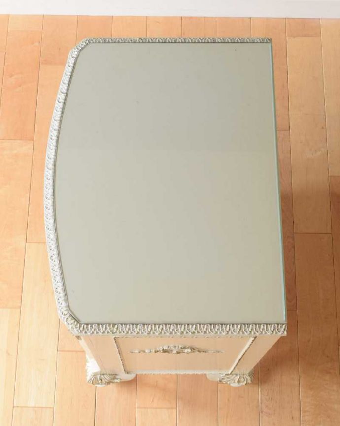 アンティークのチェスト アンティーク家具 フランスのアンティークペイント家具、ホワイト色のサイドチェスト(ガラス天板) 。何を置こうかな・・・?上から見ると天板の形はこんな感じです。(d-1330-f)