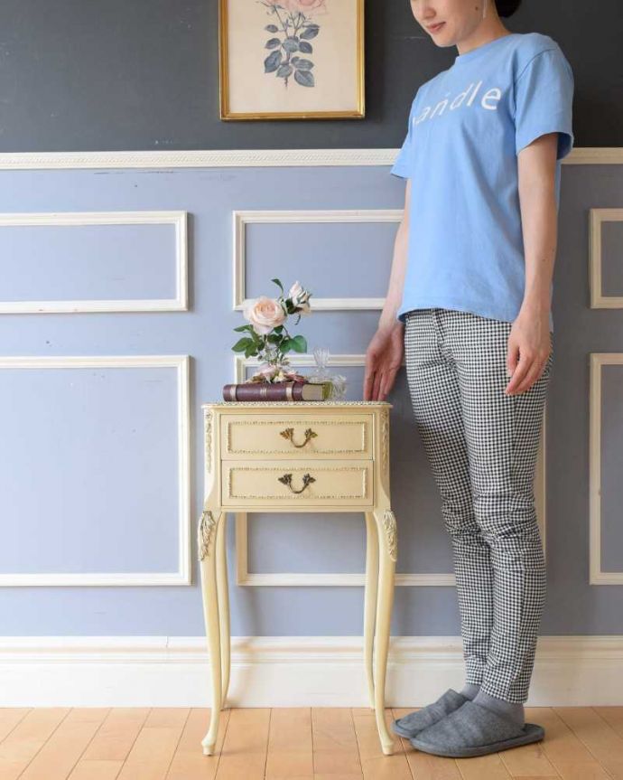 アンティークのチェスト アンティーク家具 フランス輸入のアンティーク家具、優美なホワイトペイントのベッドサイドチェスト 。毎日がお姫さま気分で過ごせるチェストまるでおとぎ話の世界から飛び出てきたような可愛いデザインのチェスト。(d-1332-f)