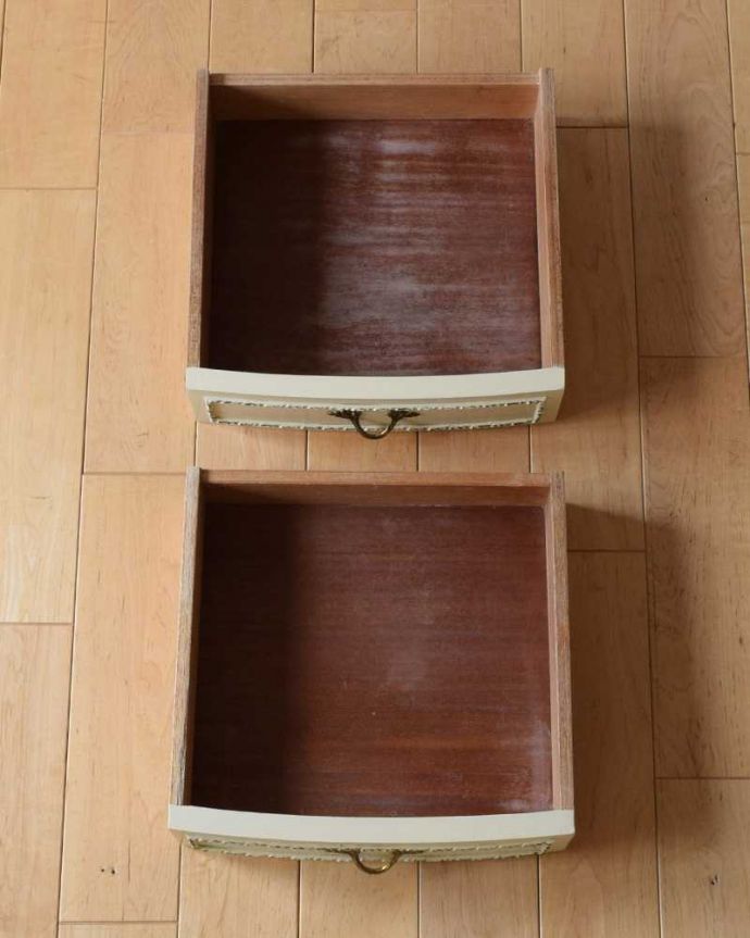 アンティークのチェスト アンティーク家具 フランス輸入のアンティーク家具、優美なホワイトペイントのベッドサイドチェスト 。引き出しの中もキレイに修復しましたチェストで一番気になる引き出しの中も、もちろん専門の職人がキレイに修復しました。(d-1332-f)