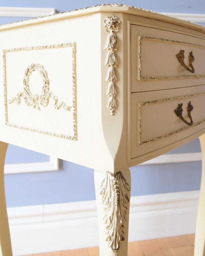 アンティークのチェスト アンティーク家具 フランス輸入のアンティーク家具、優美なホワイトペイントのベッドサイドチェスト 。やっぱりココがフランスらしい美しい彫にうっとり・・・ポイントポイントの装飾がキレイです。(d-1332-f)