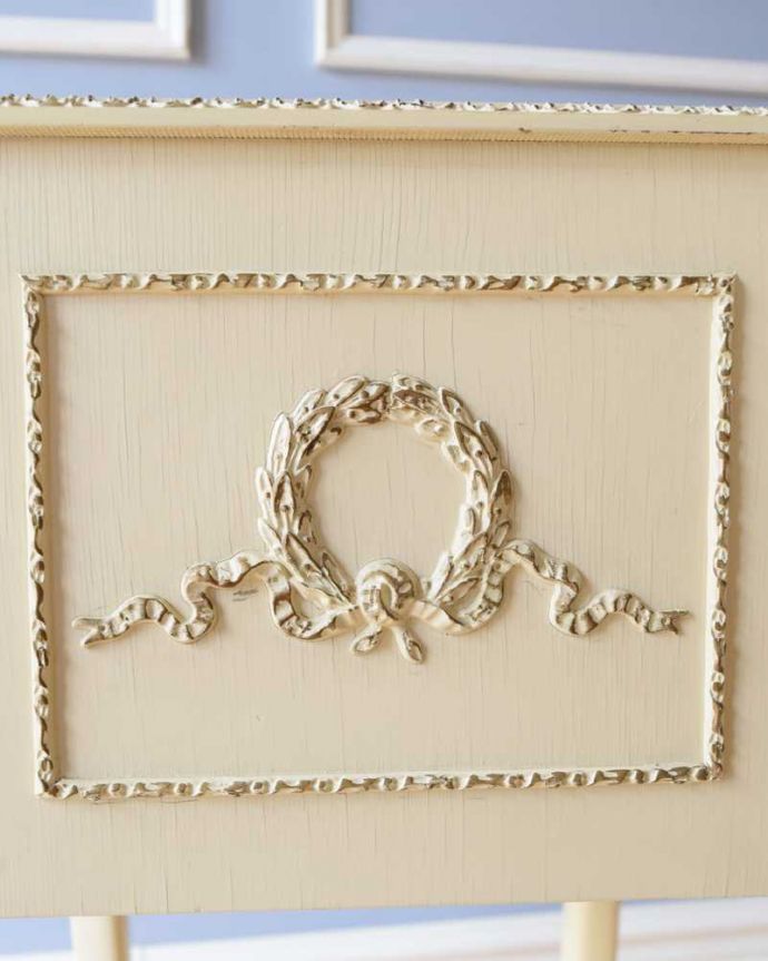 アンティークのチェスト アンティーク家具 フランス輸入のアンティーク家具、優美なホワイトペイントのベッドサイドチェスト 。惚れ惚れしちゃう美しさ女性らしい彫り。(d-1332-f)