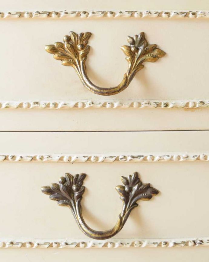 アンティークのチェスト アンティーク家具 フランス輸入のアンティーク家具、優美なホワイトペイントのベッドサイドチェスト 。開ける度にワクワクする取っ手優雅なデザインは、もちろん取っ手の部分も。(d-1332-f)