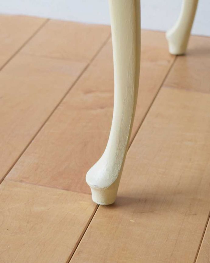 アンティークのチェスト アンティーク家具 フランス輸入のアンティーク家具、優美なホワイトペイントのベッドサイドチェスト 。女性1人でラクラク運べちゃう仕掛けHandleのアンティークは、脚の裏にフェルトキーパーをお付けしています。(d-1332-f)