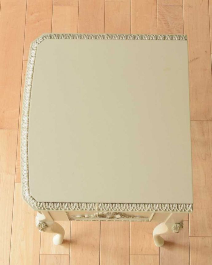 アンティークのチェスト アンティーク家具 フランス輸入のアンティーク家具、優美なホワイトペイントのベッドサイドチェスト 。何を置こうかな・・・?上から見ると天板の形はこんな感じです。(d-1332-f)