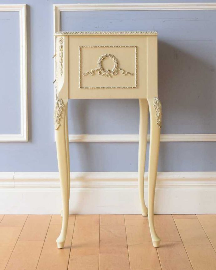 アンティークのチェスト アンティーク家具 フランス輸入のアンティーク家具、優美なホワイトペイントのベッドサイドチェスト 。横顔だって美しいんですどこから見ても美しく見えるように、横側もキレイに修復してあります。(d-1332-f)