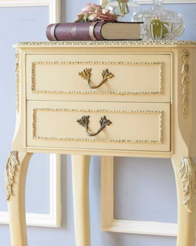 アンティークのチェスト アンティーク家具 フランス輸入のアンティーク家具、優美なホワイトペイントのベッドサイドチェスト 。女子力がUPしちゃう優雅な曲線美フランスらしいエレガントな曲線が一番の魅力です。(d-1332-f)