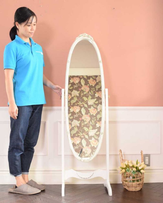 アンティーク ミラー（鏡）　アンティーク雑貨　フランスで見つけたホワイトペイント家具、可愛いアンティークシュバルミラー（姿見）。みんなが欲しい実力派アンティークミラーシュバルミラーとは全身が見れる大きな姿見のこと。(d-1333-f)