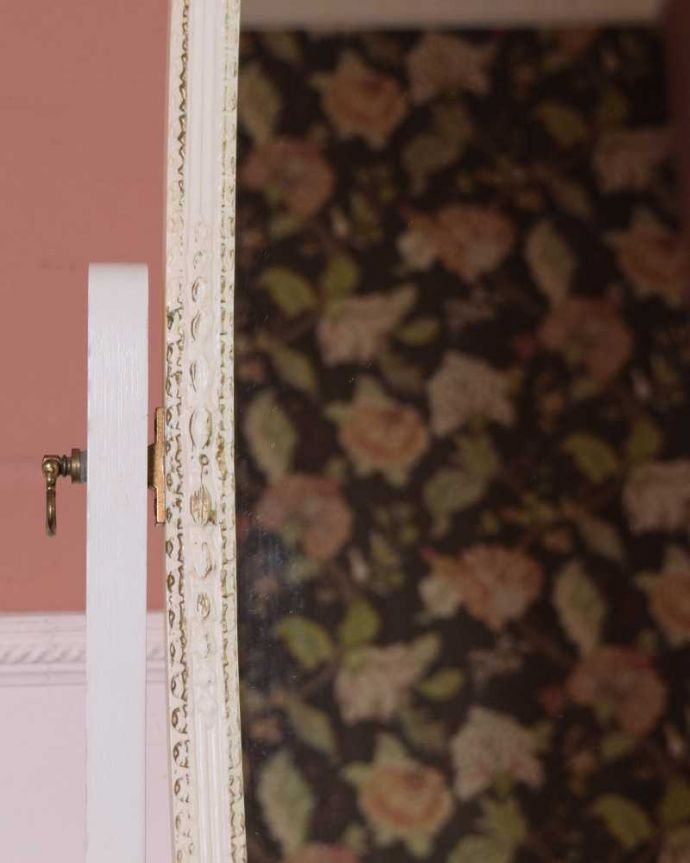 アンティーク ミラー（鏡）　アンティーク雑貨　フランスで見つけたホワイトペイント家具、可愛いアンティークシュバルミラー（姿見）。いろんな場所にこだわり彫のデザインもいろいろです。(d-1333-f)