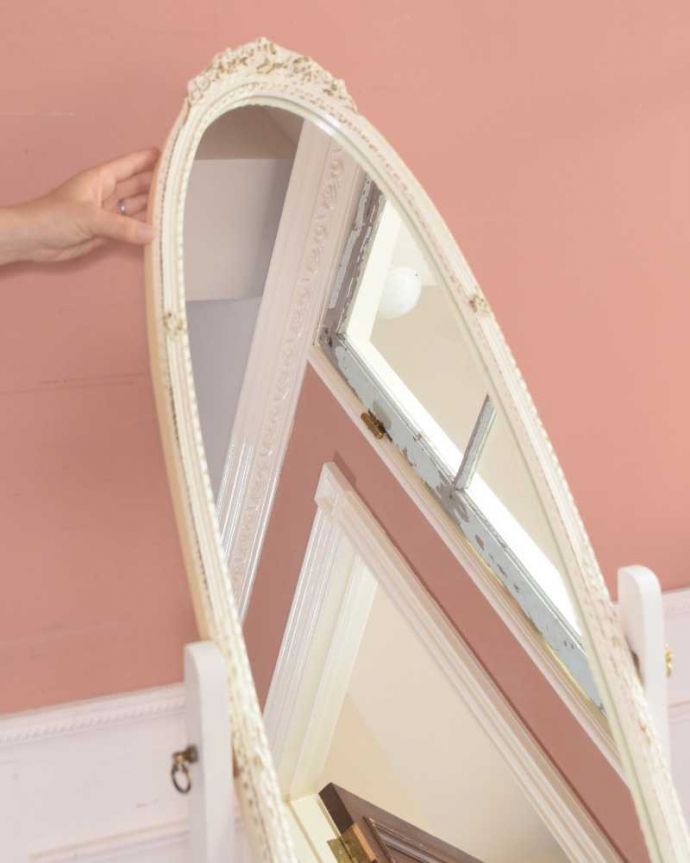 アンティーク ミラー（鏡）　アンティーク雑貨　フランスで見つけたホワイトペイント家具、可愛いアンティークシュバルミラー（姿見）。角度も変わりますアンティークなのに、ちゃんと角度も変わるんです。(d-1333-f)