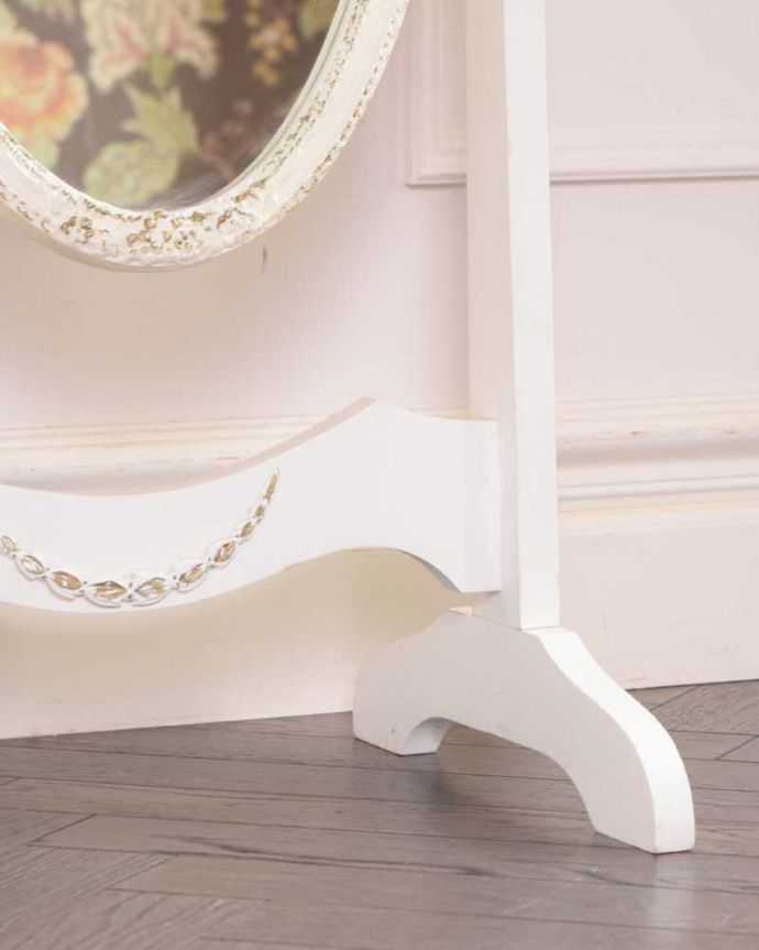 アンティーク ミラー（鏡）　アンティーク雑貨　フランスで見つけたホワイトペイント家具、可愛いアンティークシュバルミラー（姿見）。持ち上げなくても大丈夫！Handleのアンティークは、脚の裏にフェルトキーパーをお付けしています。(d-1333-f)